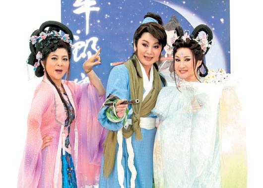 王彩樺(左起)演出陳亞蘭的歌仔戲「牛郎織女」，為淒美的愛情故事，增添不少笑料，右為小咪。 記者陳立凱／攝影